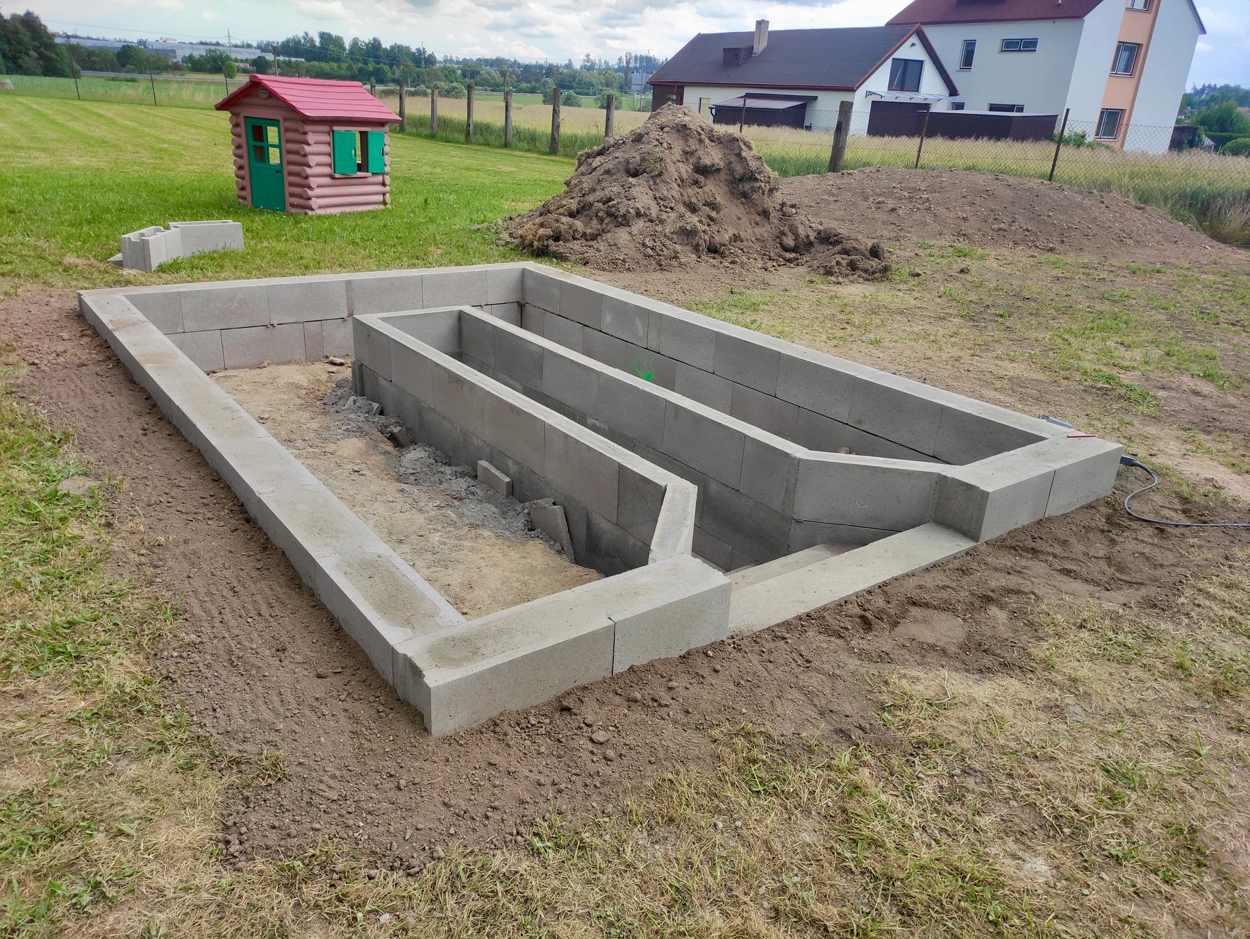 Základová deska – zahradní domek + skleník – fotografie 14